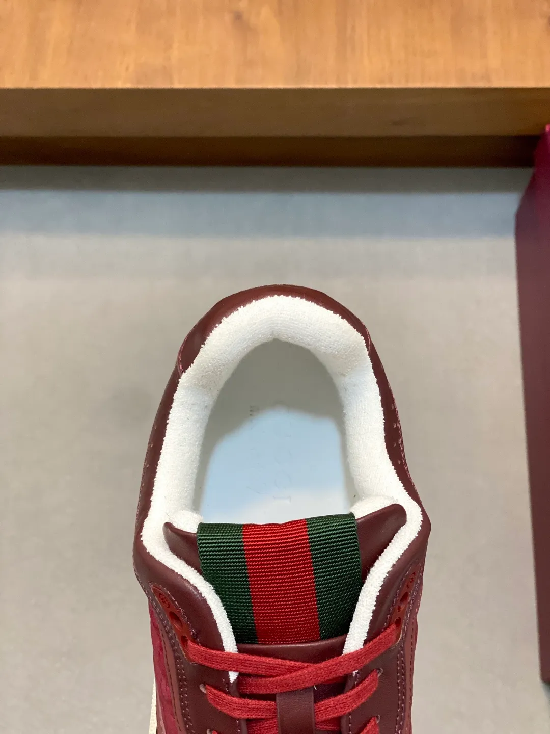 Men's Shoes 💰660 𝐆𝐮𝐜𝐜𝐢 𝐑𝐞-𝐖𝐞𝐛 As the first sneaker created by Sabato De Sarno for Gucci, the Re-Web series reinterprets the brand's classic stripes and sets off the modern silhouette design with bold and unique details. These shoes are crafted from white leather. This new sneaker is ingeniously decorated with many of the brand's classic details, and is equipped with a bright red and green webbing tongue, which will make people fall in love at first sight. White leather treated with a special process for softness and luster, with an embossed grainy texture. Script Gucci logo and interlocking G web label with Interlocking G and script Gucci logo. Rubber outsole with interlocking G detail eyelets. Web tongue. Size: 39-44 (customized for sizes 38 and 45)